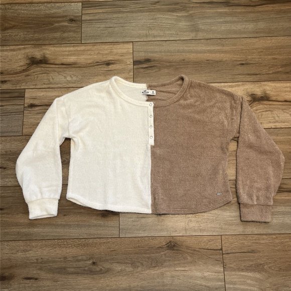 Women's Hollister Henley Sweater SZ Medium Color Block Tan White Soft Fuzzy - Picture 1 of 11